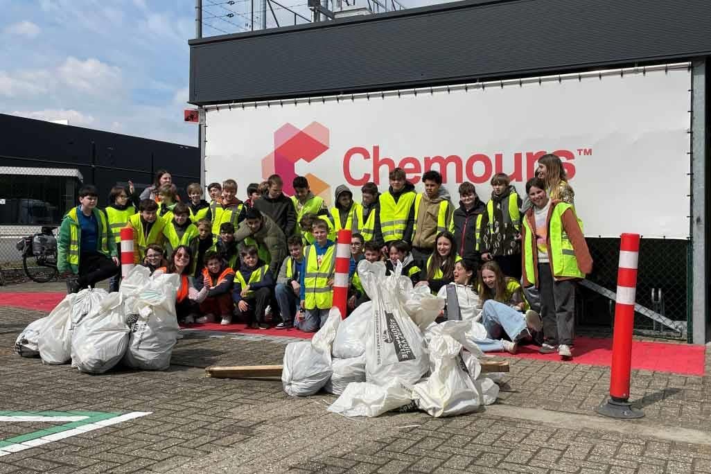 L’équipe Chemours avec des tas de sacs de déchets